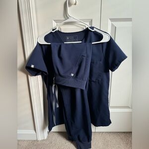 Figs navy scrub set. Catarina top size small, Zamora joggers size medium.